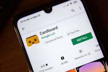 Ivanovsk, Rusya - 07 Temmuz 2019: Akıllı telefon veya tabletin gösterildiği mukavva uygulama