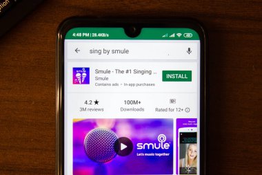 Ivanovsk, Rusya - 07 Temmuz 2019: Smule - akıllı telefon veya tablet ekranında şarkı söyleyen bir numaralı uygulama