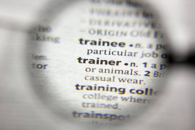 Sözlükte bir sözcük veya ifade eğitmeni