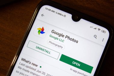 Ivanovsk, Rusya - 07 Temmuz 2019: Akıllı telefon veya tablet ekranında Google Fotoğraflar uygulaması