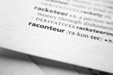 Bir sözlükte kelime ya da cümle Raconteur