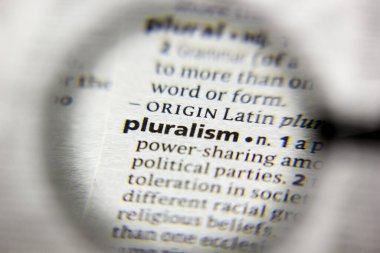 Bir sözlükte çoğulculuk sözcüğü veya ifadesi