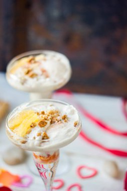 Sevgililer Günü için güzel bir tatlı. Portakallı dondurma.