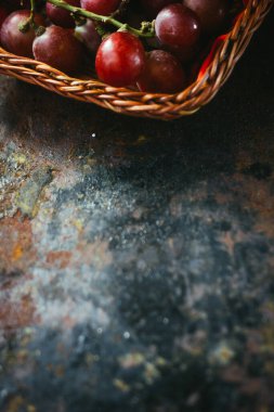 Kenarlık ve çerçeve - siyah arkaplan üzerinde üzümlerin üst görünümü.