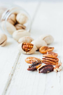 Beyaz ahşap masada doğal cevizler