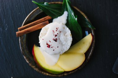 Mango, pilav ve yoğurt manzarası..