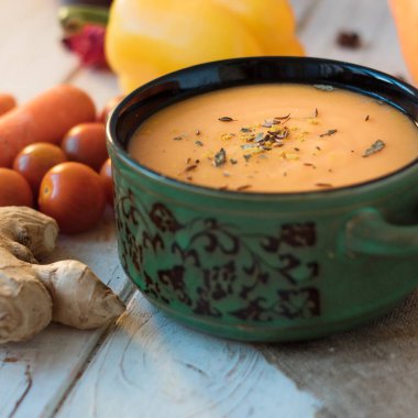 Zencefil ve baharatlı vejetaryen kremalı çorba.