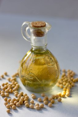 Çevresinde soya fasulyesi olan doğal ve organik soya yağı.