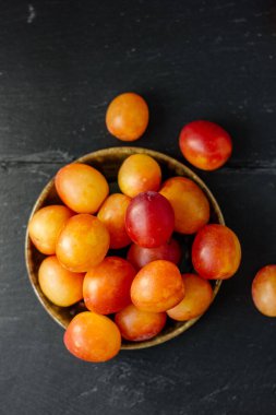 Yaban eriklerinin en üst görünümü siyah taş zemin üzerinde meyveler