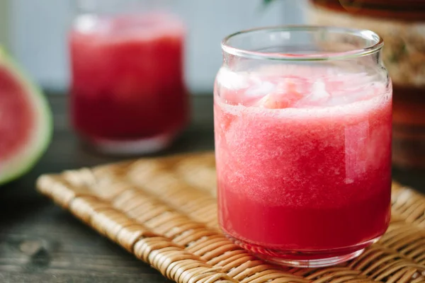 Semangka Smoothie Dalam Gelas Dengan Irisan Semangka — Stok Foto