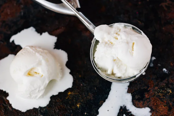 Crème Glacée Commence Fondre Dans Une Cuillère Crème Glacée Métal — Photo
