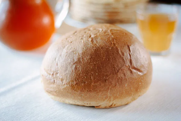 Φρέσκο Ζεστό Ψωμί Λευκό Τραπεζομάντηλο Στο Τραπέζι Του Εστιατορίου — Φωτογραφία Αρχείου