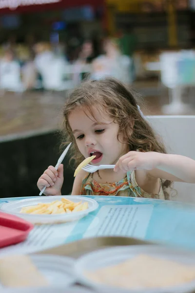 Niña Divirtiéndose Café Restaurante — Foto de Stock