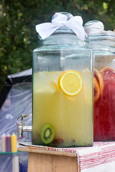 Limun Manis Dalam Botol Kaca Besar Festival Makanan — Stok Foto