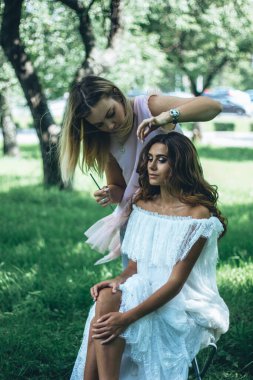 Genç bir kadın için güzel bir saç stili yaratmak.