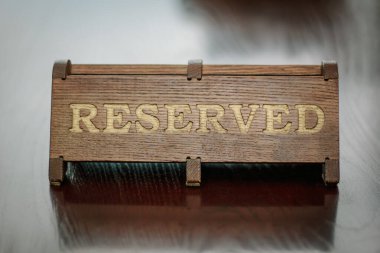 Restoranda ya da kafede rezervasyonlu bir tabak..