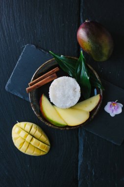 Mango manzarası ve seramik tabakta yapışkan pirinç
