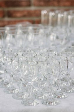 Masadaki yemek daveti için sıra sıra cam.