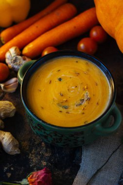 Siyah üzerine zencefil kökü sürülmüş harika havuç çorbası.