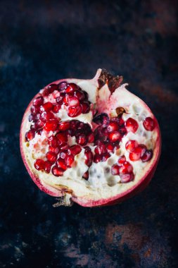 Siyah kırsal arka planda nar meyvesinin yarısı