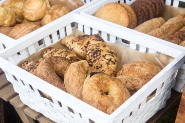 Yemek festivalinde açık hava kutusunda taze fırın.