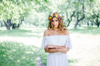 Gelinlikli gelin ormanda kalıyor.