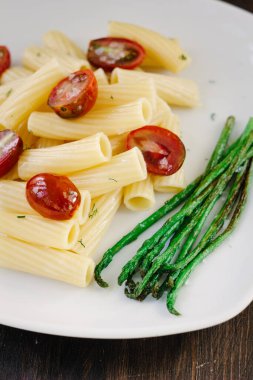 Kuşkonmaz ve domatesli makarna yemeye hazır..