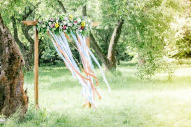 Güzel bir düğün kemeri ve yaz günü ormanda çiçekler.