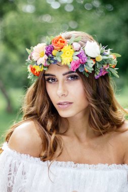 Başında çiçek desenli güzel gelin portresi