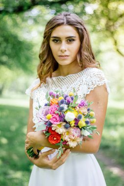 Ormanda beyaz gelinlikli genç bayan..