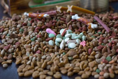 Kuru hayvan mamasıyla beslenen hayvanlar için vitamin hapları