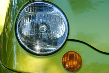 Arabanın bir parçası: yeşil arabanın farları ve dönüş sinyali