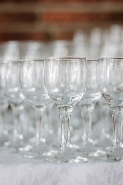 Masadaki yemek daveti için sıra sıra cam.