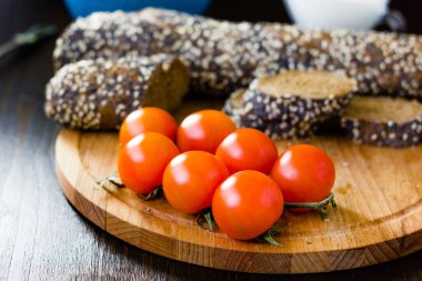 Tahtanın üzerinde kiraz domatesleri