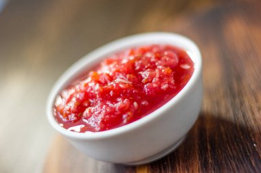 Beyaz seramik kasede Hint turşusu ya da Meksika salsası