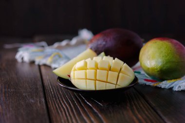 Mango, tahta masanın üzerinde küp şeklinde kesilmiş..