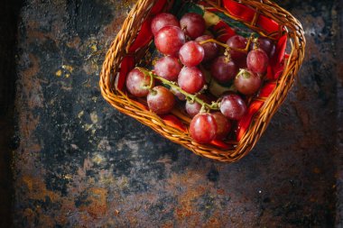 Üzümlerle dolu sepetin üst görünümü.