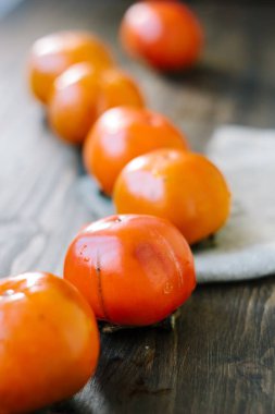 Tahta yüzeyde olgun hurmalardan yapılmış hurma yılanı..