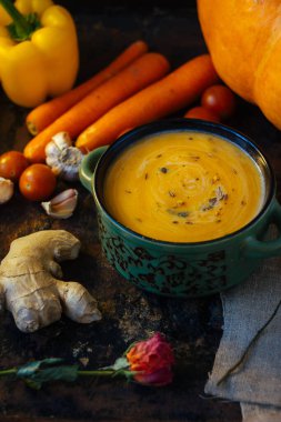 Siyah üzerine zencefil kökü sürülmüş harika havuç çorbası.