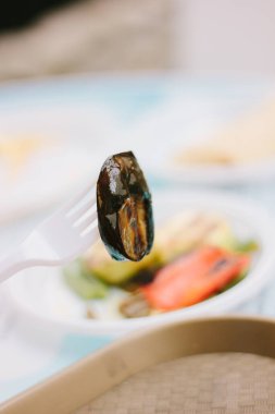 Kafedeki plastik çatalda ızgara sebze.