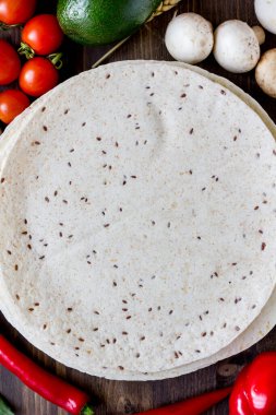 Tortilla - Tahta masada sebzeli mısır ekmeği