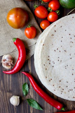 Tortilla - Tahta masada sebzeli mısır ekmeği