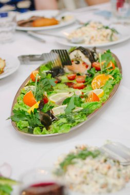 Yemek etkinliği sırasında masada büyük bir balık vardı. Yemek büfesi.