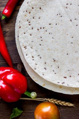Tortilla - Tahta masada sebzeli mısır ekmeği