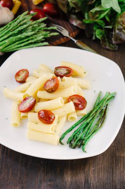 Kuşkonmaz ve domatesli makarna yemeye hazır..