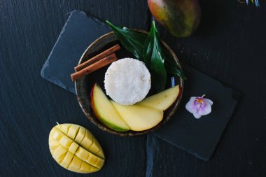 Mango manzarası ve seramik tabakta yapışkan pirinç