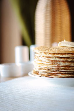 Rus restoranında yığınla krep var.