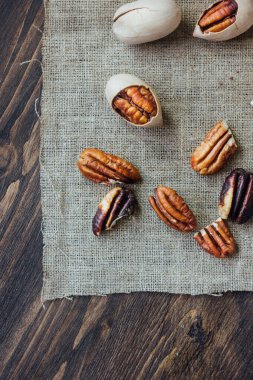 Ahşap masanın üzerinde fındık ezmesi