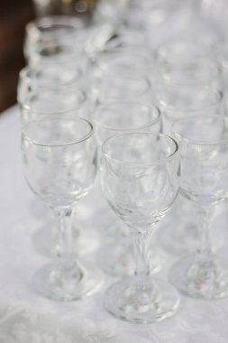 Masadaki yemek daveti için sıra sıra cam.