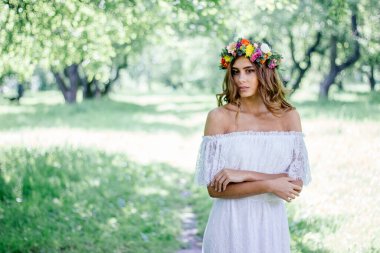 Düğün geçmişi. Gelinlik içinde, saçlarında çiçek çelengi olan gelin.